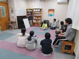 つつじ棟で歓迎会。自己紹介を行い、おやつを食べながら交流しました。