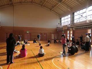 女子と男子とで合同花見会。体育館で行いました。丸くなって、お互いの顔を見ながら交流できました。