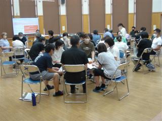 コンプライアンス研修会の様子です。スライドで学んだ後、今回のテーマである体罰・暴言のない学校にするにはどうしたらよいかについて考えました。