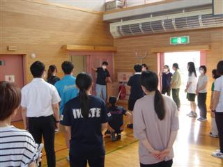 こちらは、防災訓練の様子です。消火設備の使い方を学びました。校内に設置されているものは同じ構造なので体育館の装置で行いました。