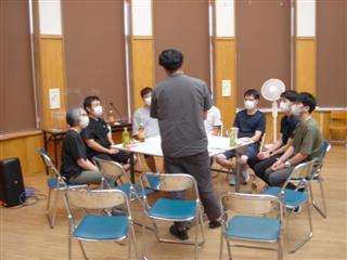 茶論デーの様子です。職員同士の親睦も含めながらそれぞれの興味のあるテーマについて話し合いました。