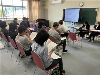 　　小・中学部の説明会では、高等部進学の流れや将来に向けての生活の仕方などが説明されました。