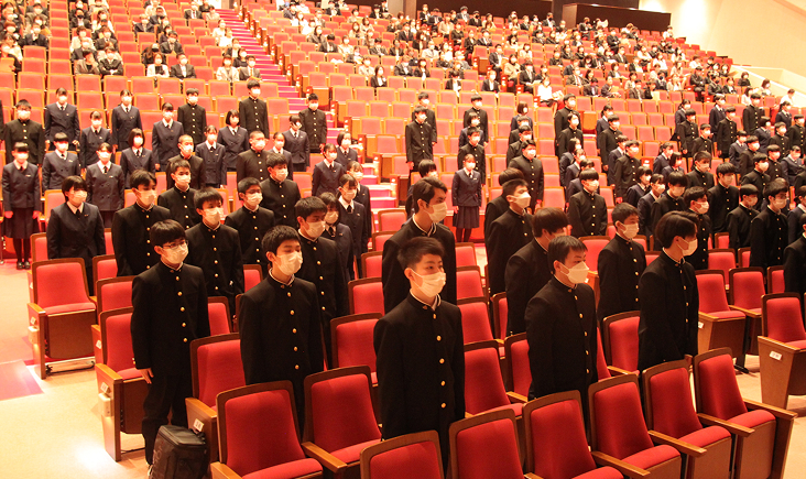 入学を許可された新入生