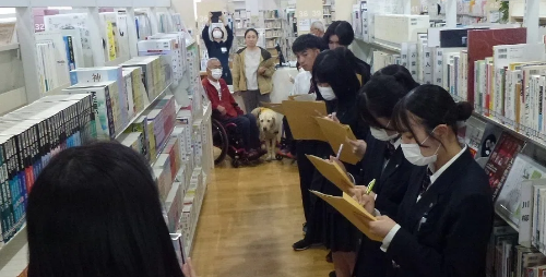 図書館での福祉学習